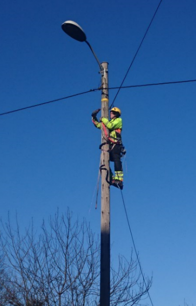 Fibermontør arbeider på stolpe